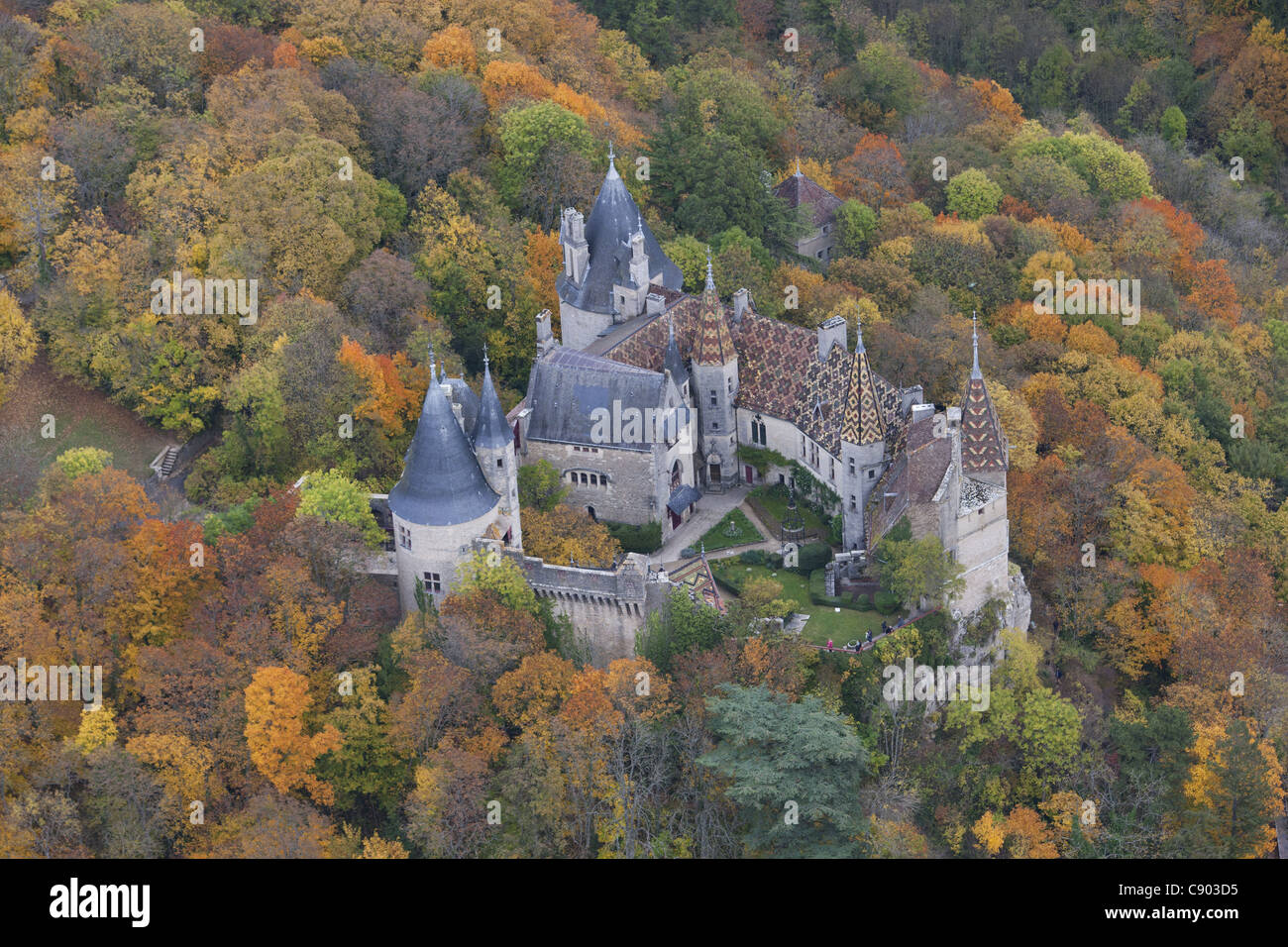 VISTA AEREA. 13 ° secolo la Rochepot Castello con colori automnal. Côte d'Or, Bourgogne-Franche-Comté, Francia. Foto Stock