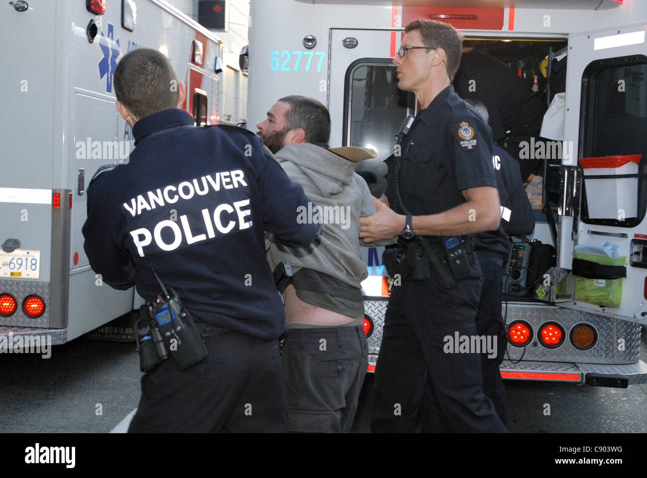 Rimuovere la polizia un uomo dopo aumento di tensioni tra dimostranti presso la "Occupare Vancouver' accampamento sito, dopo una femmina è morto di overdose di apparente sul sito di accampamento. Vancouver - 5 Novembre 2011 Foto Stock