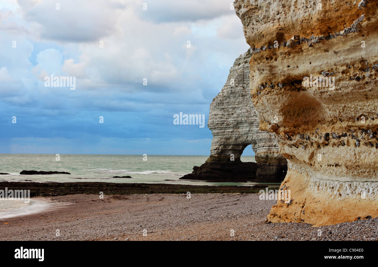 Immagine di pietre e ocean.Location: La Falaise d'Amont in Etretat sulla parte superiore della costa della Normandia nel nord della Francia. Foto Stock