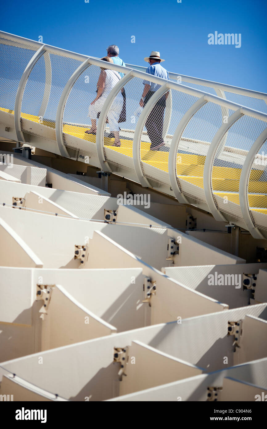 Visitatori sulla sommità del Metropol Parasol, Siviglia, Spagna Foto Stock