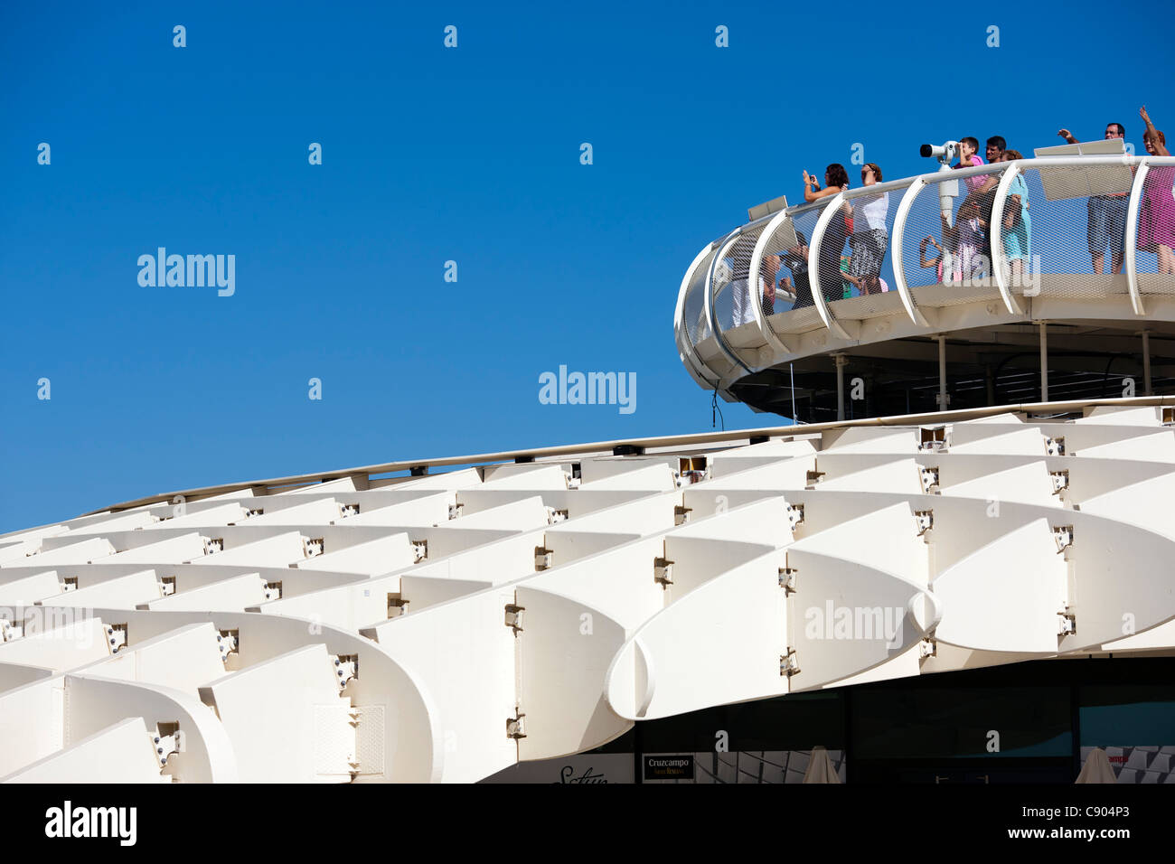Visitatori sulla sommità del Metropol Parasol, Siviglia, Spagna Foto Stock