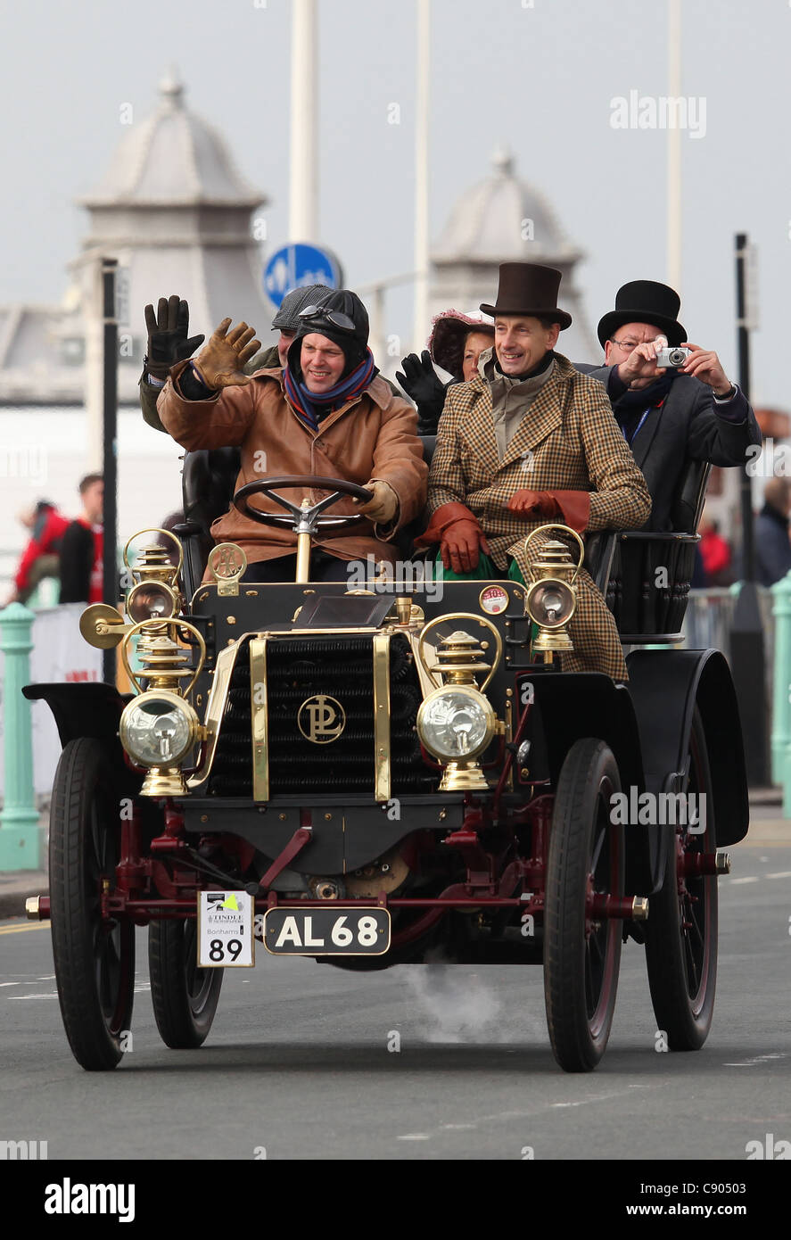Un concorrente si avvicina al traguardo durante il 2011 Londra a Brighton veteran car run. Foto di James Boardman. Foto Stock