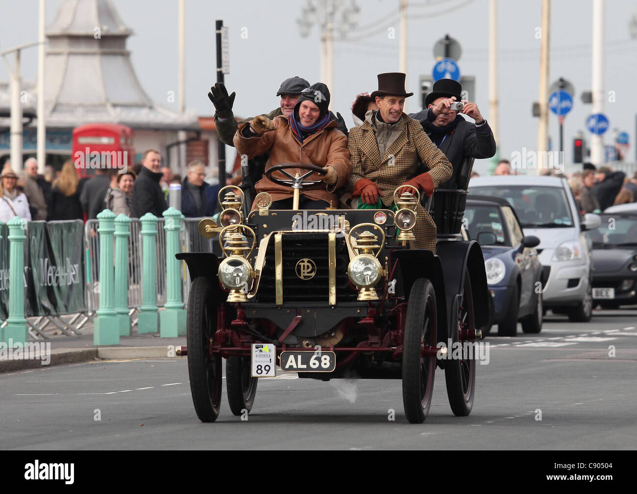 Un concorrente si avvicina al traguardo durante il 2011 Londra a Brighton veteran car run. Foto di James Boardman. Foto Stock