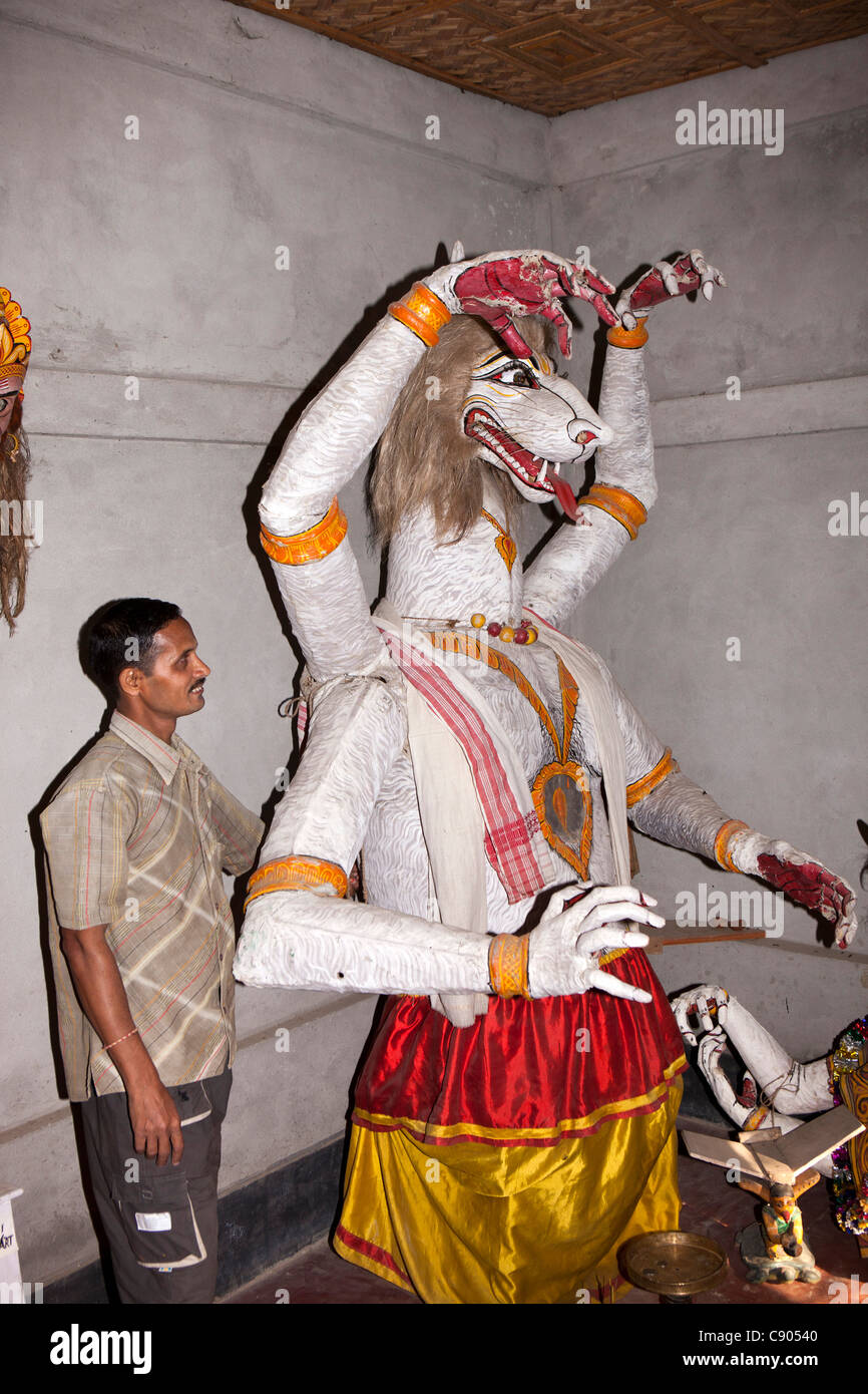India, Assam, Majuli Island, artigianato, maschera rendendo workshop, uomo con grande figura utilizzata per Satra dance drama Foto Stock