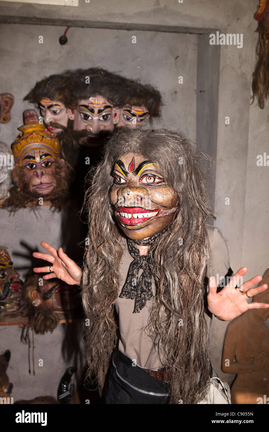 India, Assam, Majuli Island, artigianato, maschera rendendo workshop, turista indossando maschera per Satra dance drama Foto Stock
