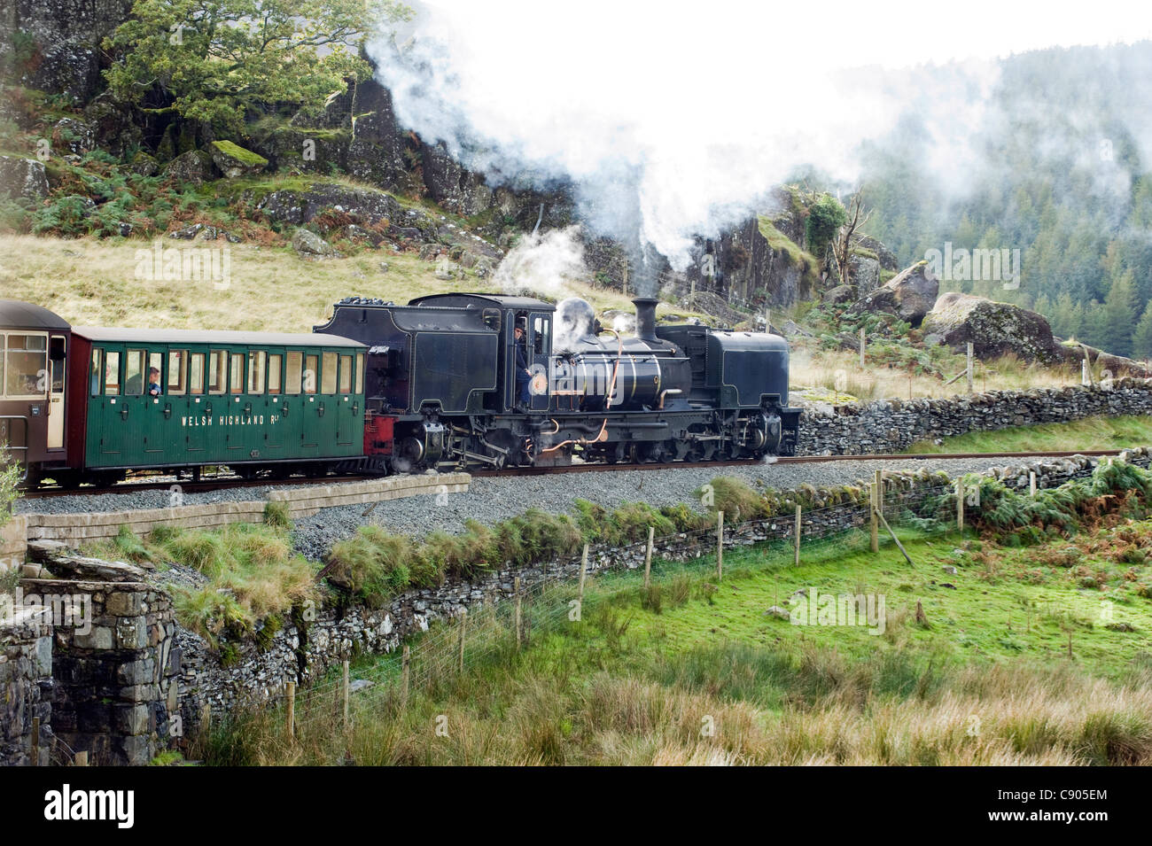 Il Welsh Highland ferrovia che corre da Porthmadog e Caernarfon, Snowdonia, Galles del Nord, Regno Unito. Foto Stock