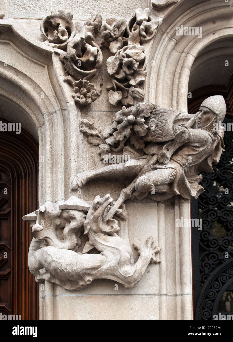 Giorgio e il Drago di scultura in pietra sulla costruzione a Barcellona, Spagna. Foto Stock