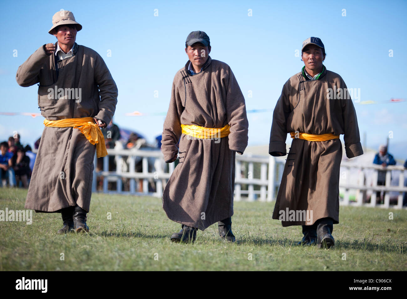 Tre uomini a piedi sulla steppa con stoffa tradizionale Deel, Tsagaannuur, Khövsgöl, Mongolia Foto Stock