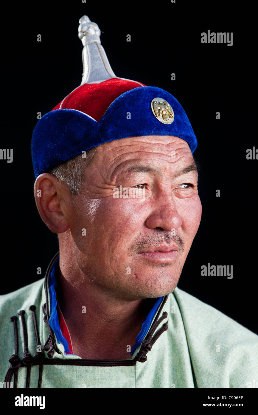 Wrestler mongolo con hat sul retro nero terra, Tsagaannuur, Khövsgöl, Mongolia Foto Stock