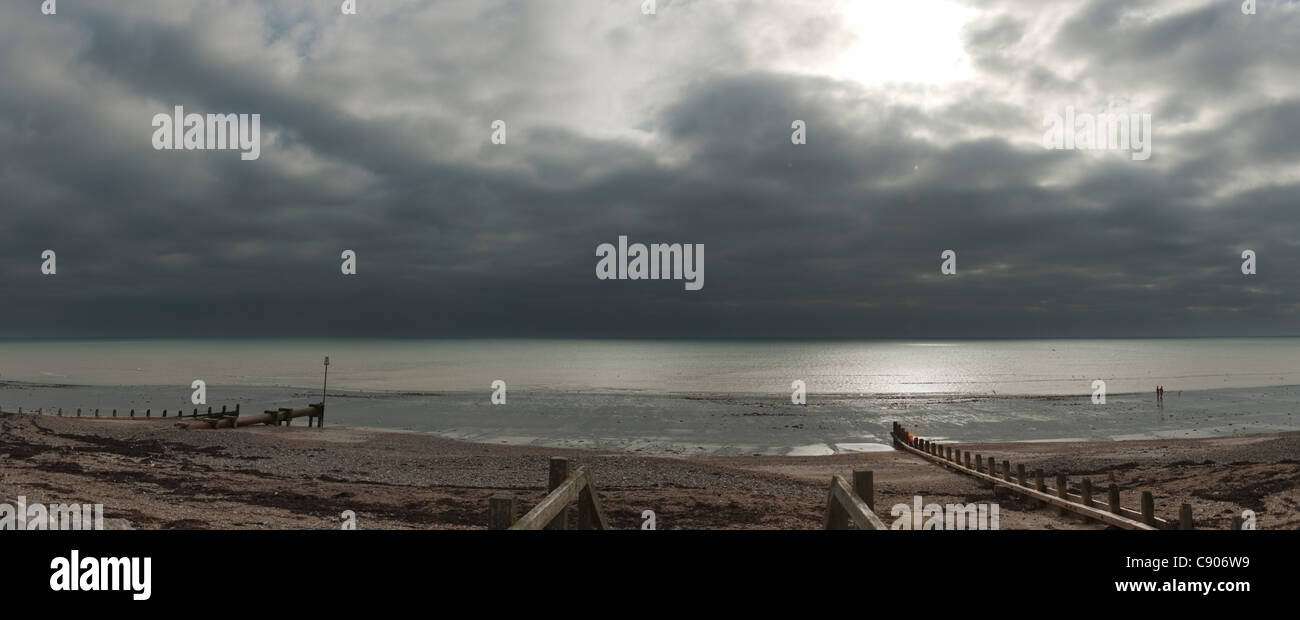 Panorama del canale in inglese da Worthing Beach con un grigio cielo meditabondo nel tardo autunno Foto Stock