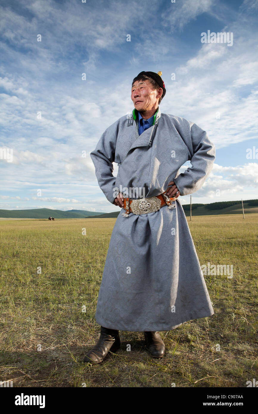 Ritratto di uomo mongolo indossando stoffa tradizionale deel, Tsagaannuur, Khövsgöl, Mongolia Foto Stock