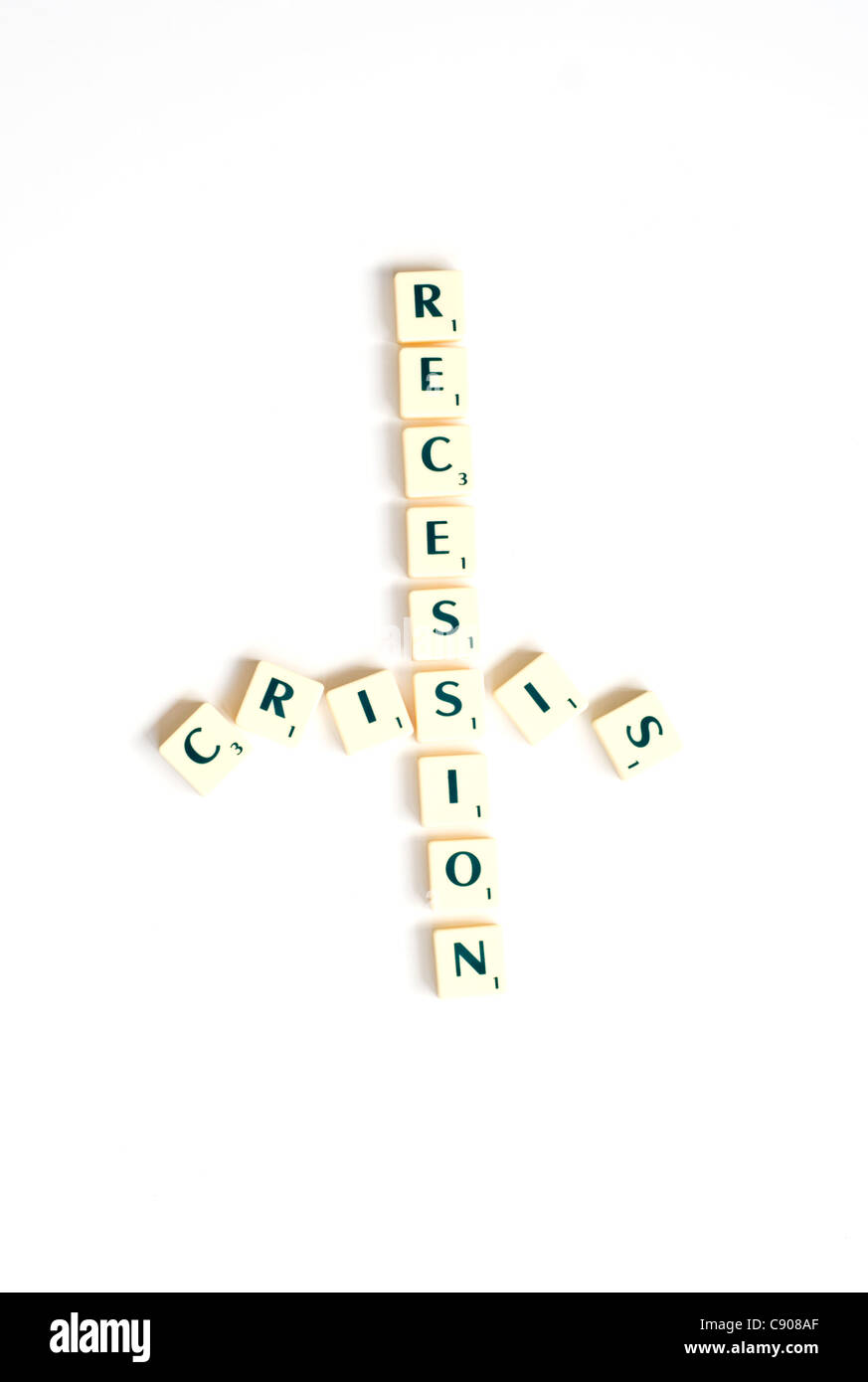 Piastrelle Scrabble precisare le parole crisi e recessione Foto Stock