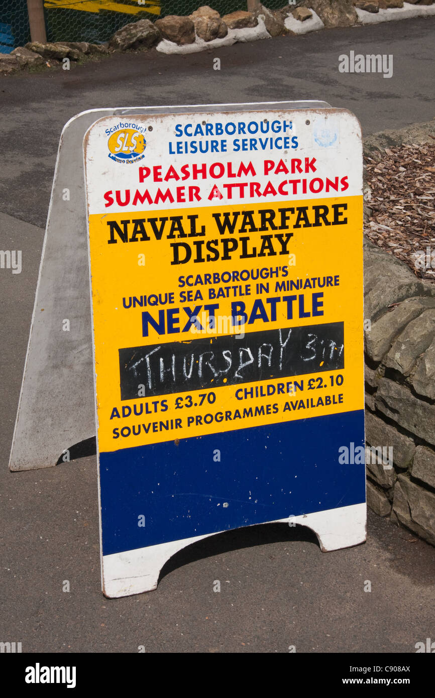 Pannello pubblicitario per la guerra navale Display, utilizzando il modello di barche sul lago in Rivelyn, Scarborough Foto Stock