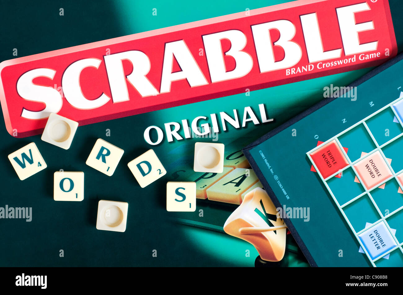 Close up di un gioco SCRABBLE compresa la casella, la scheda e la lettera di piastrelle Foto Stock