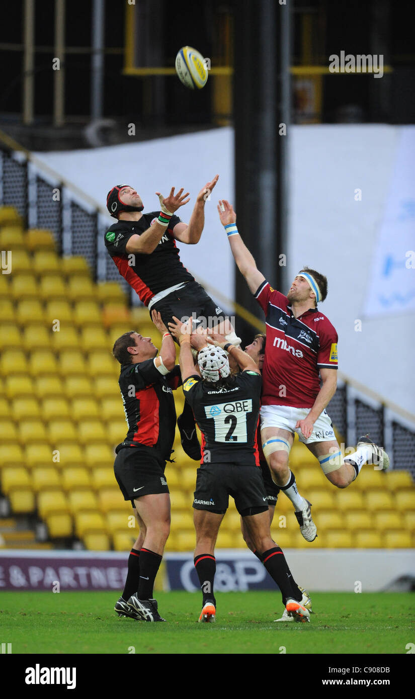 06.11.2011 Watford, Inghilterra. Una palla alta conteso durante la Aviva Premiership gioco tra i saraceni e vendita degli squali. Foto Stock