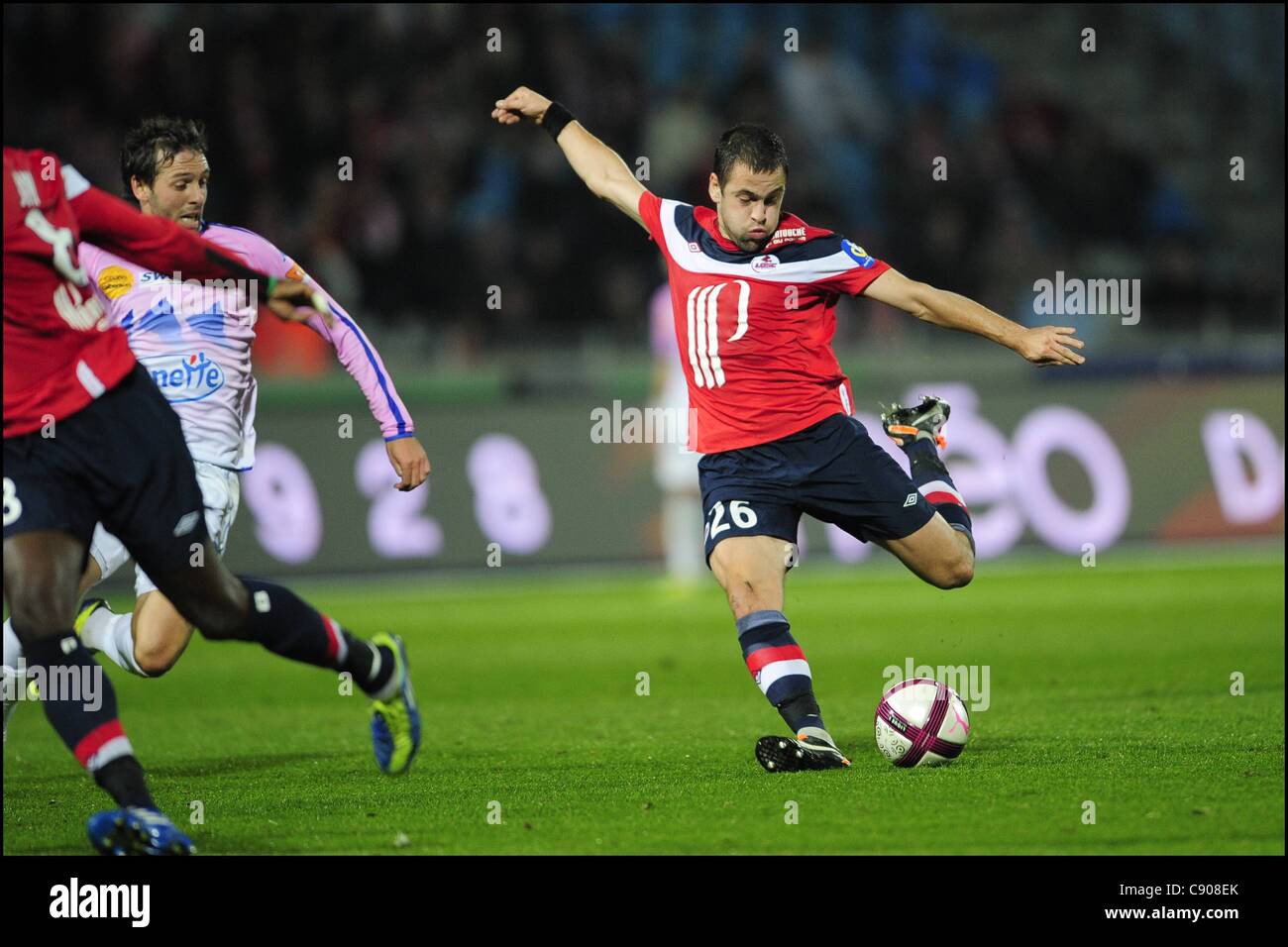 05.11.2011. French League calcio 1. Lille rispetto a Evian. Joe Cole Lille prende un colpo sul traguardo nella seconda metà Foto Stock