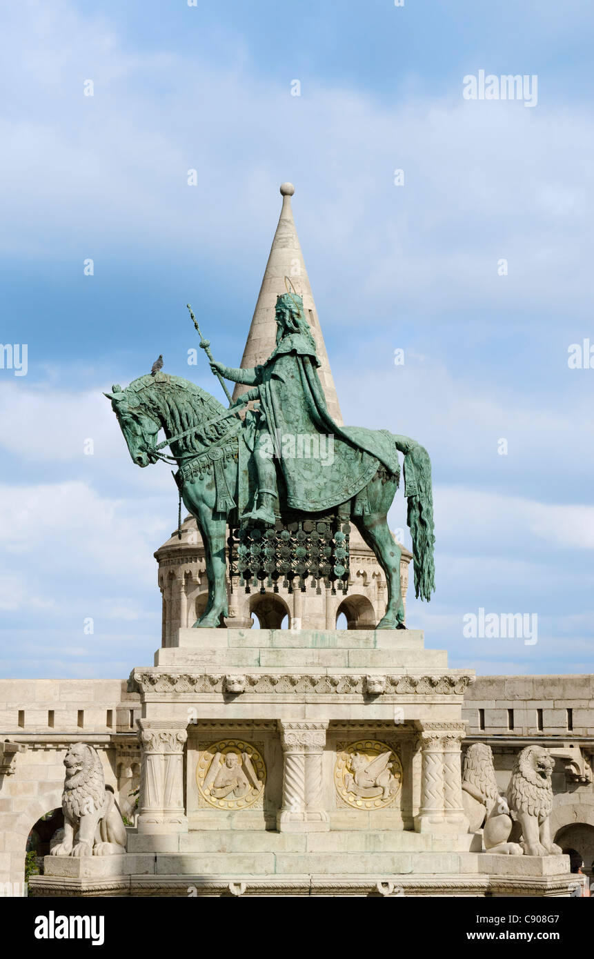 San Istvan statua accanto al Bastione del Pescatore nella vecchia Buda, Budapest. Foto Stock