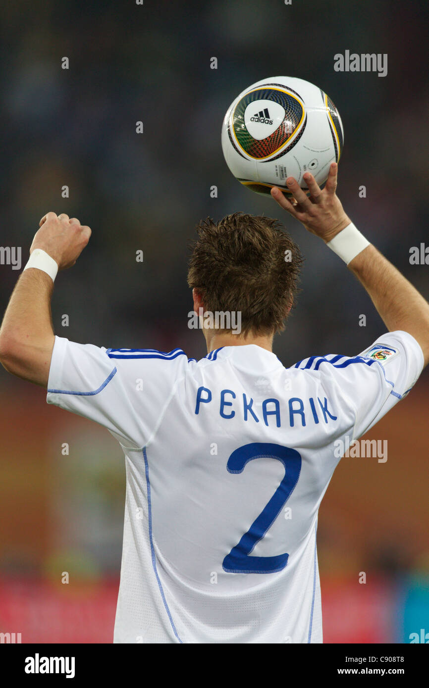 Peter Pekarik della Slovacchia si prepara a lanciare in durante la Coppa del Mondo FIFA 2010 Gruppo F match contro l'Italia a Ellis Park Stadium. Foto Stock