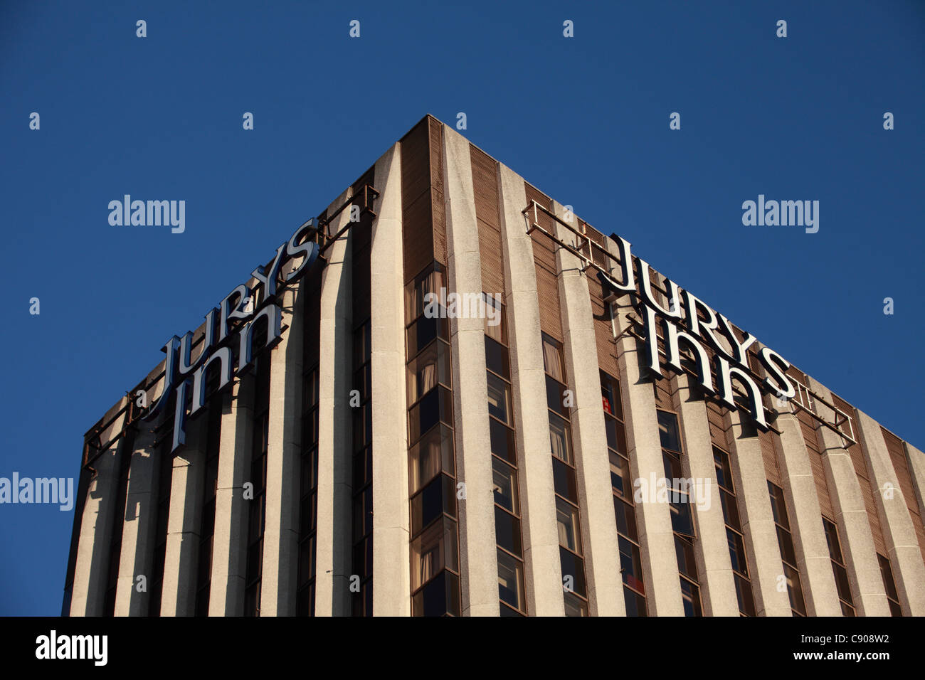 Jurys Inn edificio, Birmingham City Centre Regno Unito, contro un cielo blu Foto Stock