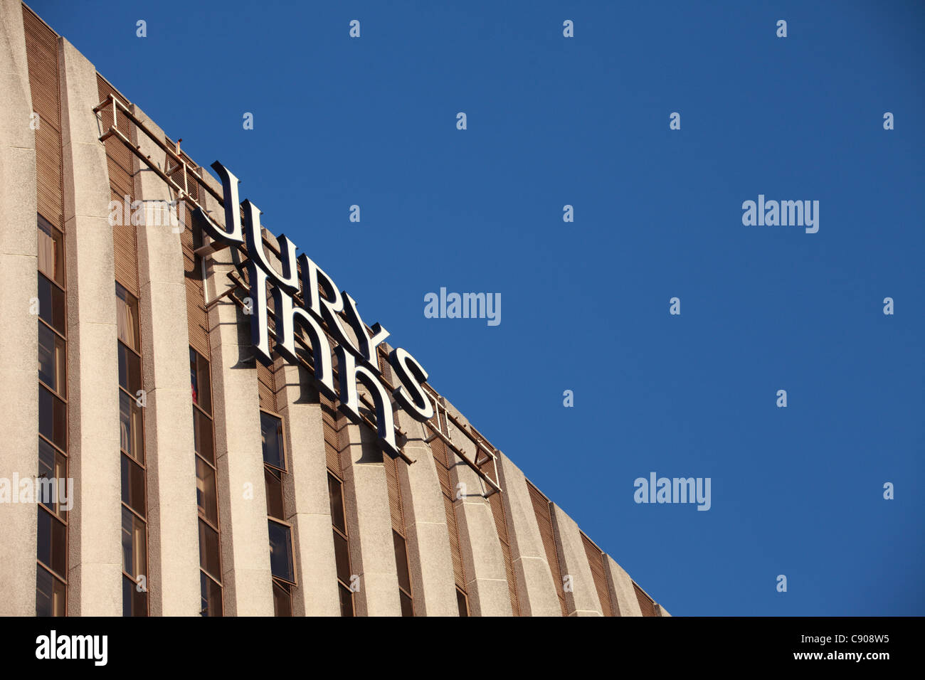 Jurys Inn edificio, Birmingham City Centre Regno Unito, contro un cielo blu Foto Stock