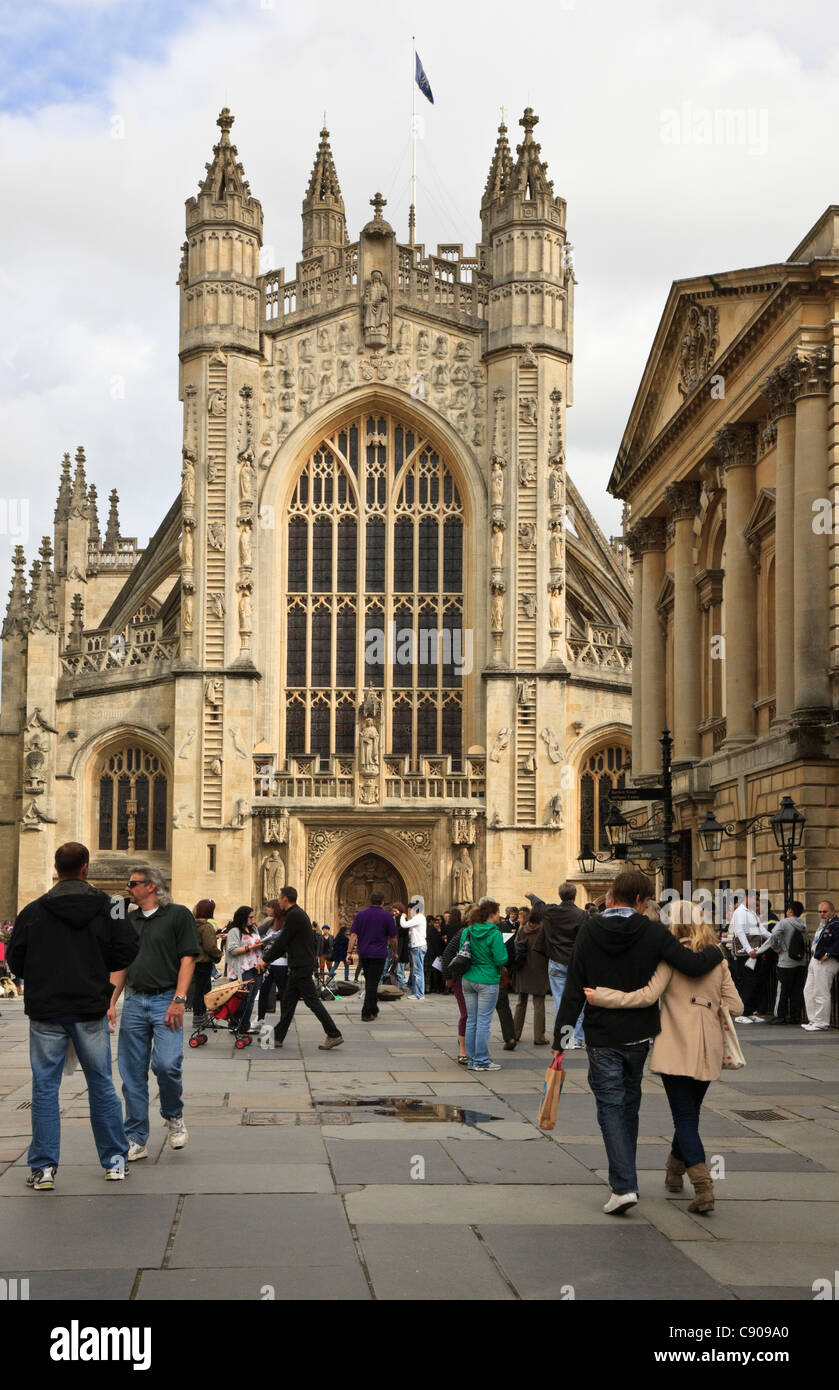 Bagno, Somerset, Inghilterra, Regno Unito, Gran Bretagna. Persone dall'Abbazia di ingresso anteriore e Bagni Romani Foto Stock