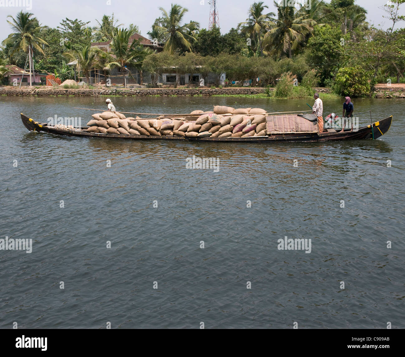 Sacchi di riso di essere trasportati in un " originale " riso barca lungo le lagune del riso area della cinghia del Kerala Indiano meridionale Foto Stock