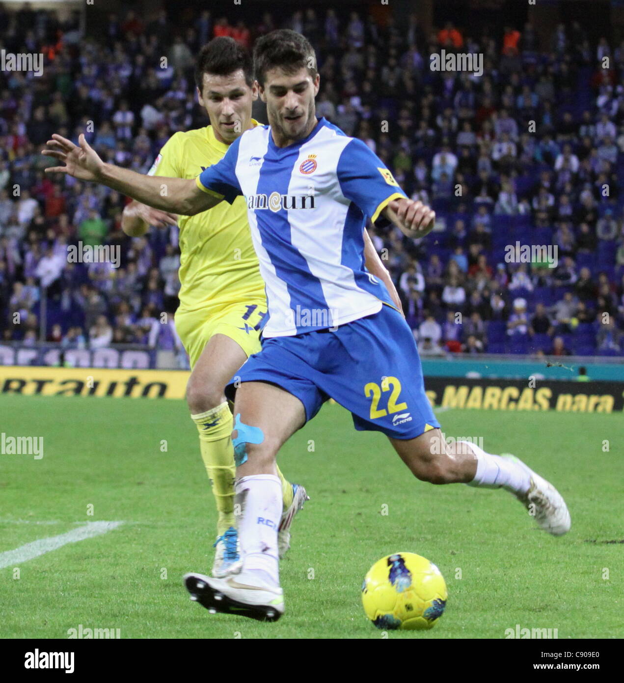 6.11.2011 Cornella, Barcelona, Spagna. Didac sparare su goalin la corrispondenza tra RCD Espanyol e Villareal nello stadio di Cornella Foto Stock