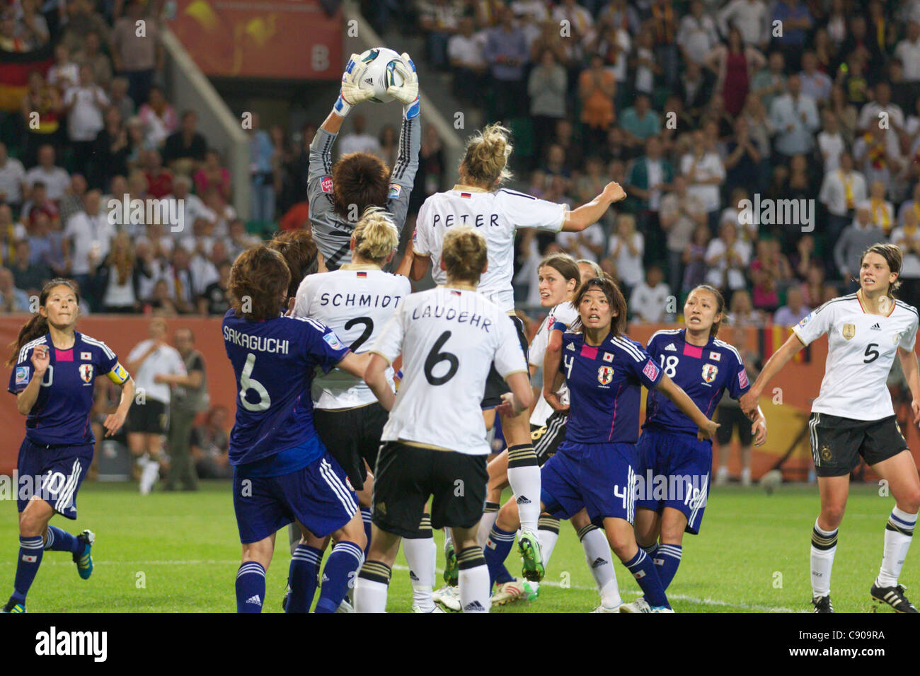 Il portiere Ayumi Kaihori del Giappone salta per effettuare un salvataggio contro la Germania durante un 2011 FIFA Coppa del Mondo Donne quarterfinal match. Foto Stock