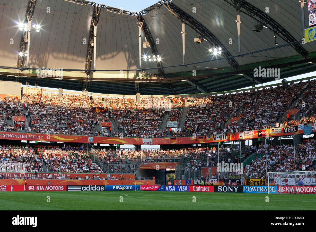 Gli spettatori mettono in valigia gli spalti per una partita dei quarti di finale della Coppa del mondo femminile FIFA tra Germania e Giappone all'Arena Im Allerpark il 9 luglio 2011 a Wolfsburg, Germania. Solo per uso editoriale. Uso commerciale vietato. Foto Stock