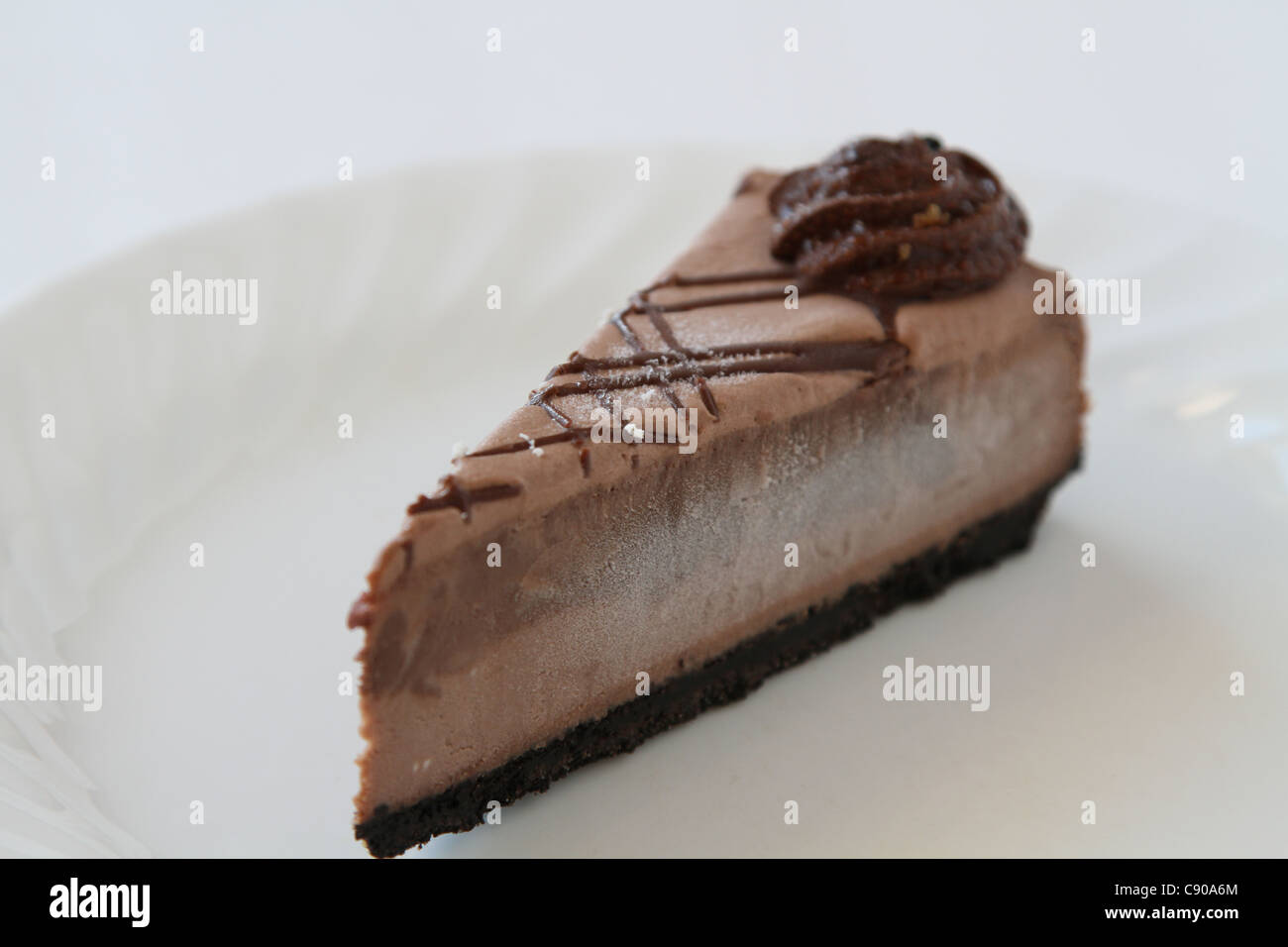 Cheesecake al cioccolato fetta piastra bianca Foto Stock