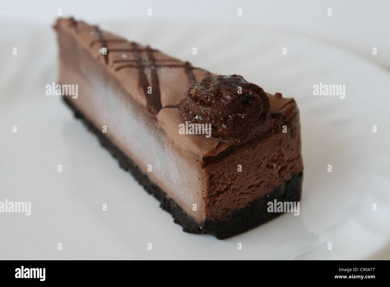 Cheesecake al cioccolato fetta piastra bianca Foto Stock