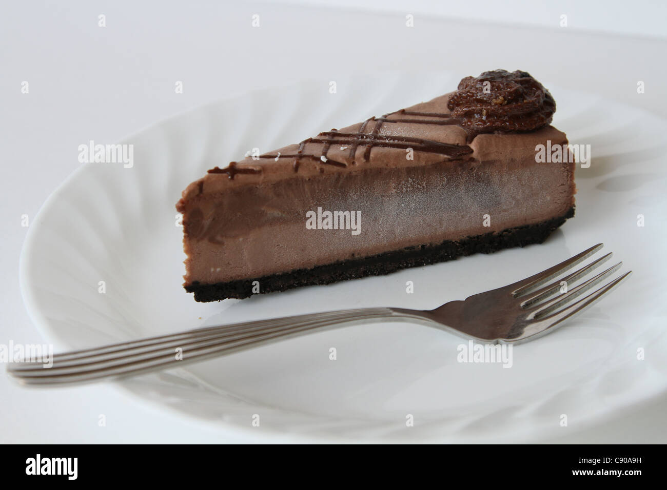 Cheesecake al cioccolato con piastra di fetta forcella Foto Stock