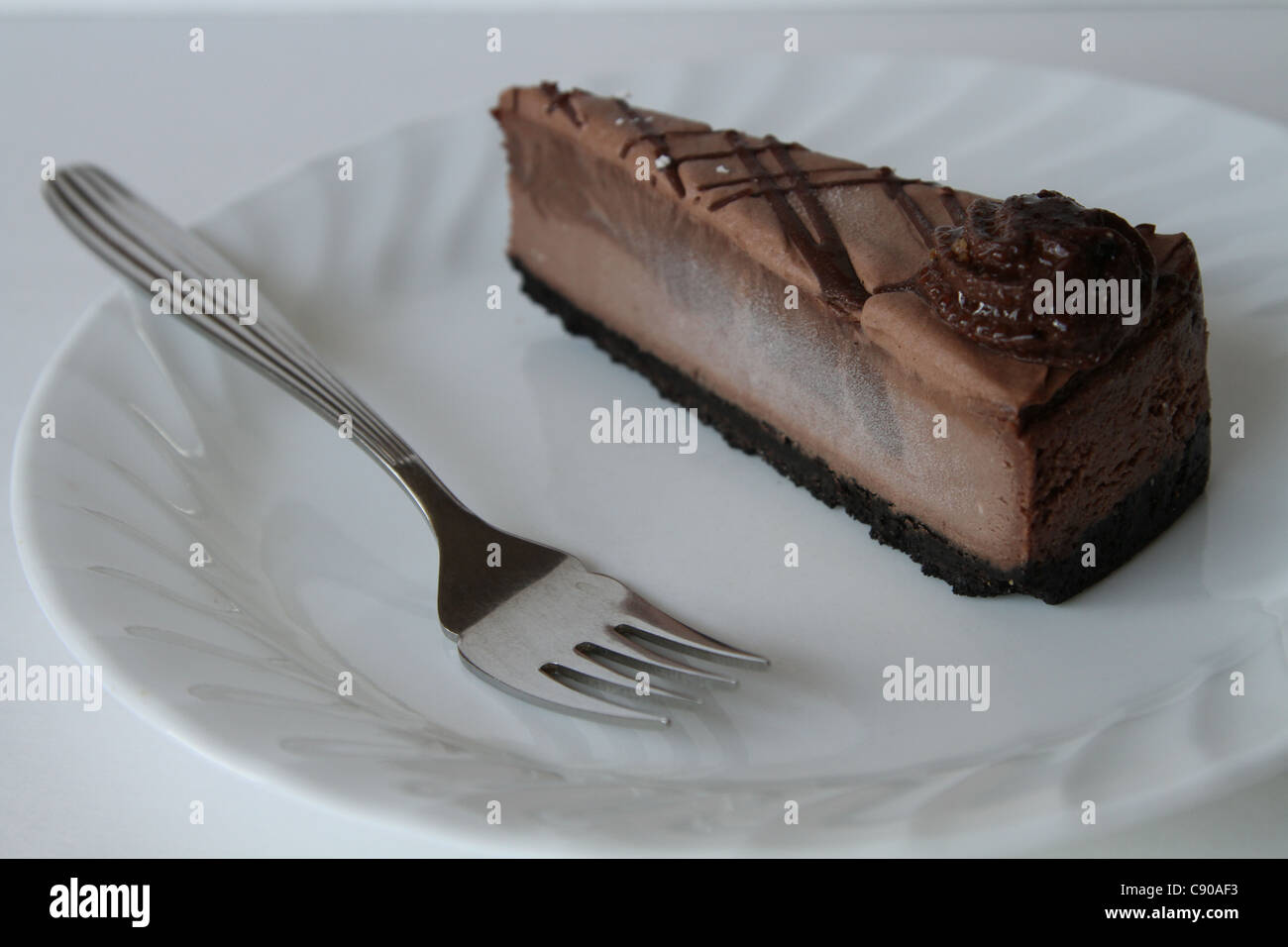 Cheesecake al cioccolato con piastra di fetta forcella Foto Stock