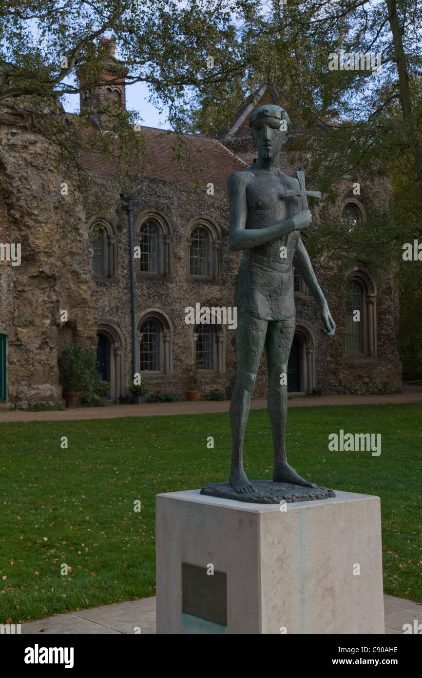 Statua di re e Saint Edmund da Elisabeth Frink in piedi nella cattedrale vicino a Bury St Edmunds, Suffolk Foto Stock
