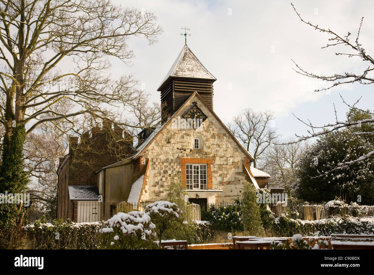 St George's Church a Esher, Surrey, Inghilterra, un edificio storico di grado 1 costruito nel XVI secolo, Regno Unito Foto Stock