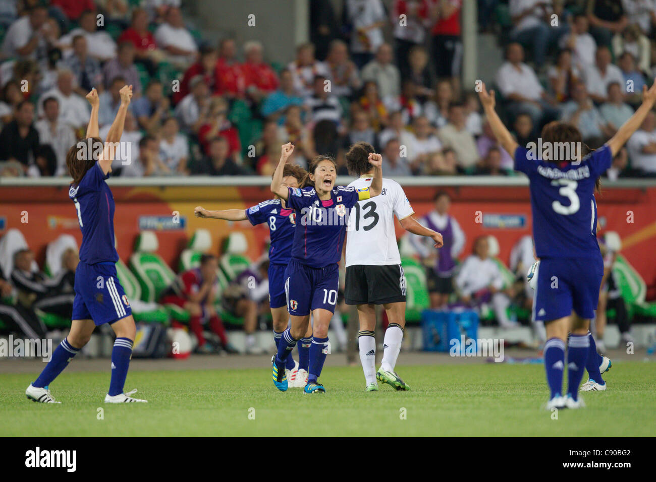 Giappone capitano Homare Sawa (10) ed i compagni di squadra festeggiare al fischio finale dopo aver sconfitto la Germania in una Coppa del Mondo quarti. Foto Stock