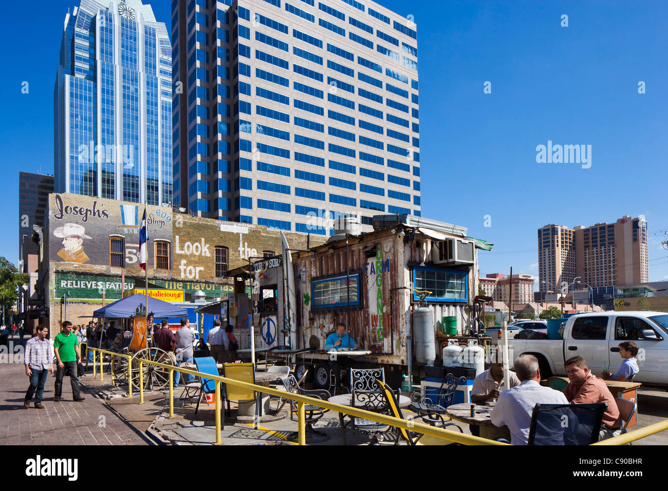 Ufficio lavoratori tenendo il pranzo presso bancarelle su Congress Avenue nel centro storico di Austin, Texas, Stati Uniti d'America Foto Stock