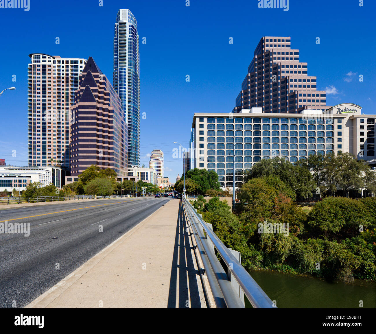 Vista lo skyline del centro cittadino dal ponte sul Lago Lady Bird sul fiume Colorado, Congress Avenue, Austin, Texas, Stati Uniti d'America Foto Stock