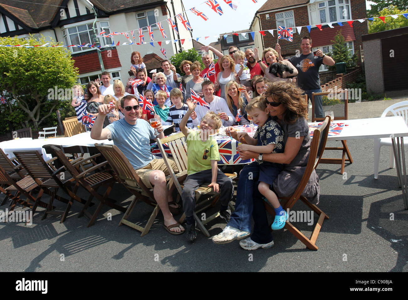 Bambini e famiglie godendo di un Royal Wedding street party in Brighton, East Sussex, Regno Unito. Foto Stock