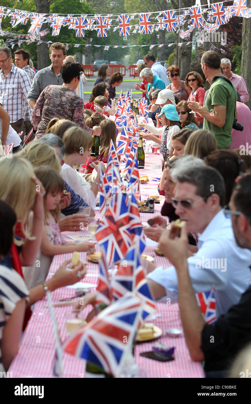Bambini e famiglie godendo di un Royal Wedding street party in Brighton, East Sussex, Regno Unito. Foto Stock
