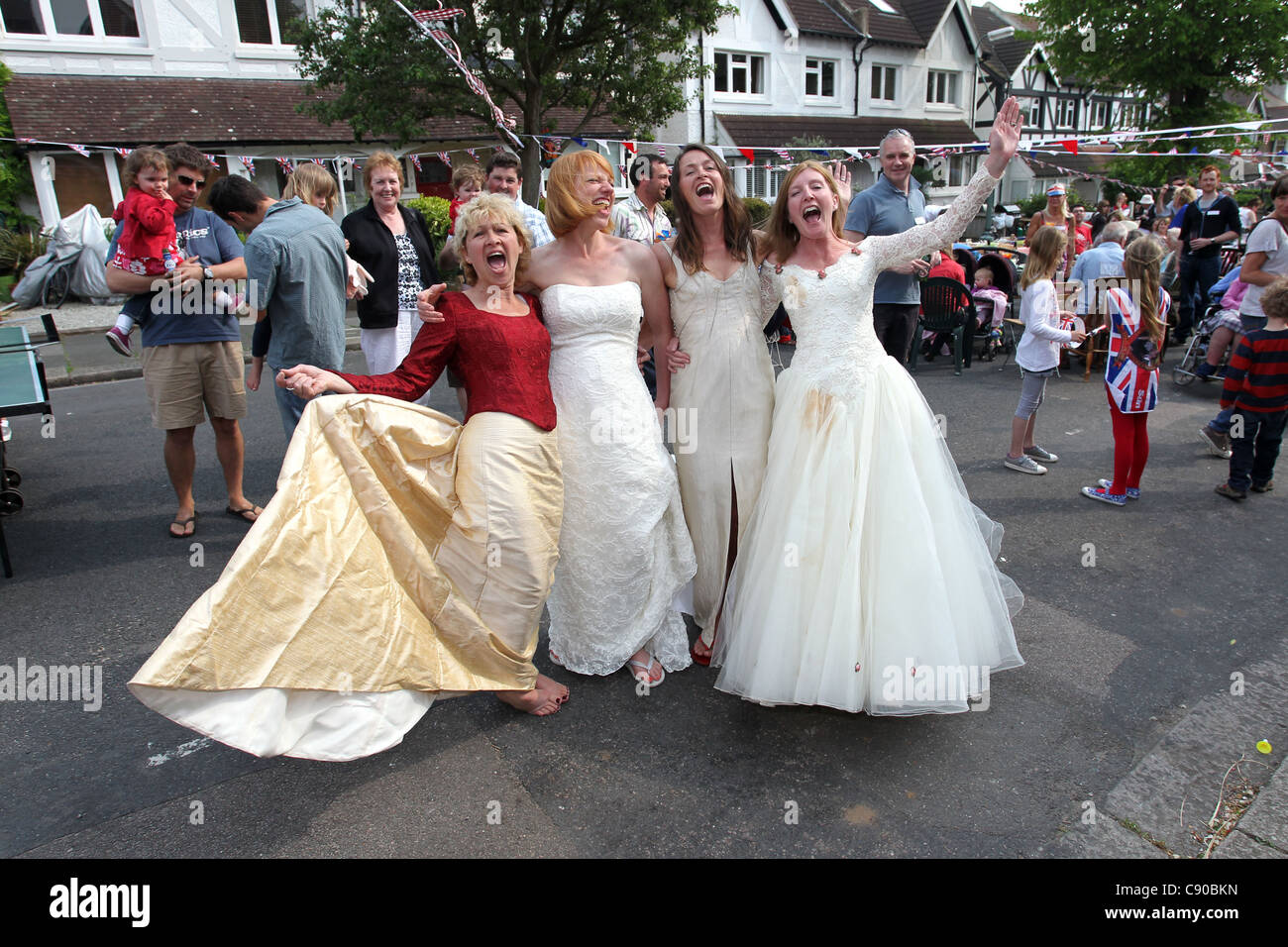 Quattro signore godendo di un Royal Wedding street party in Brighton, East Sussex, Regno Unito. Foto Stock