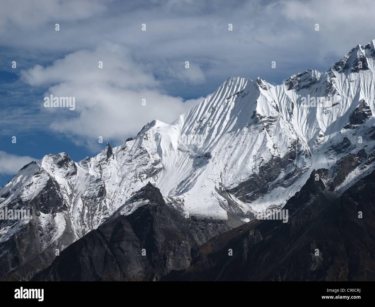 Vista di una montagna-gamma nel Langtang-valle, Himalaya, Nepal Foto Stock