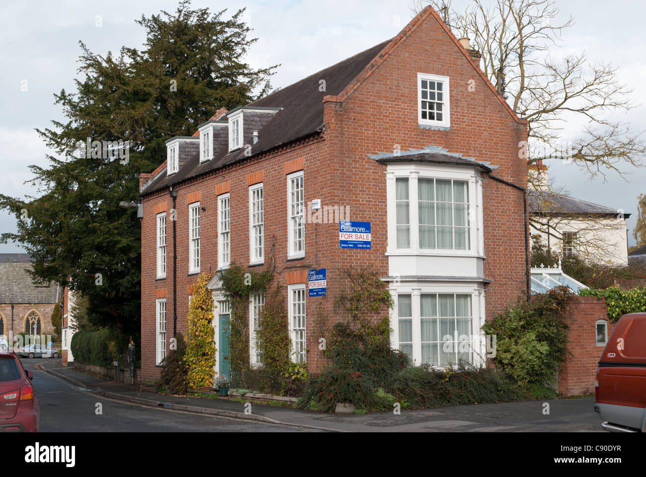 Tradizionale casa in mattoni rossi in vendita nella storica città mercato di Tenbury Wells in worcestershire Foto Stock