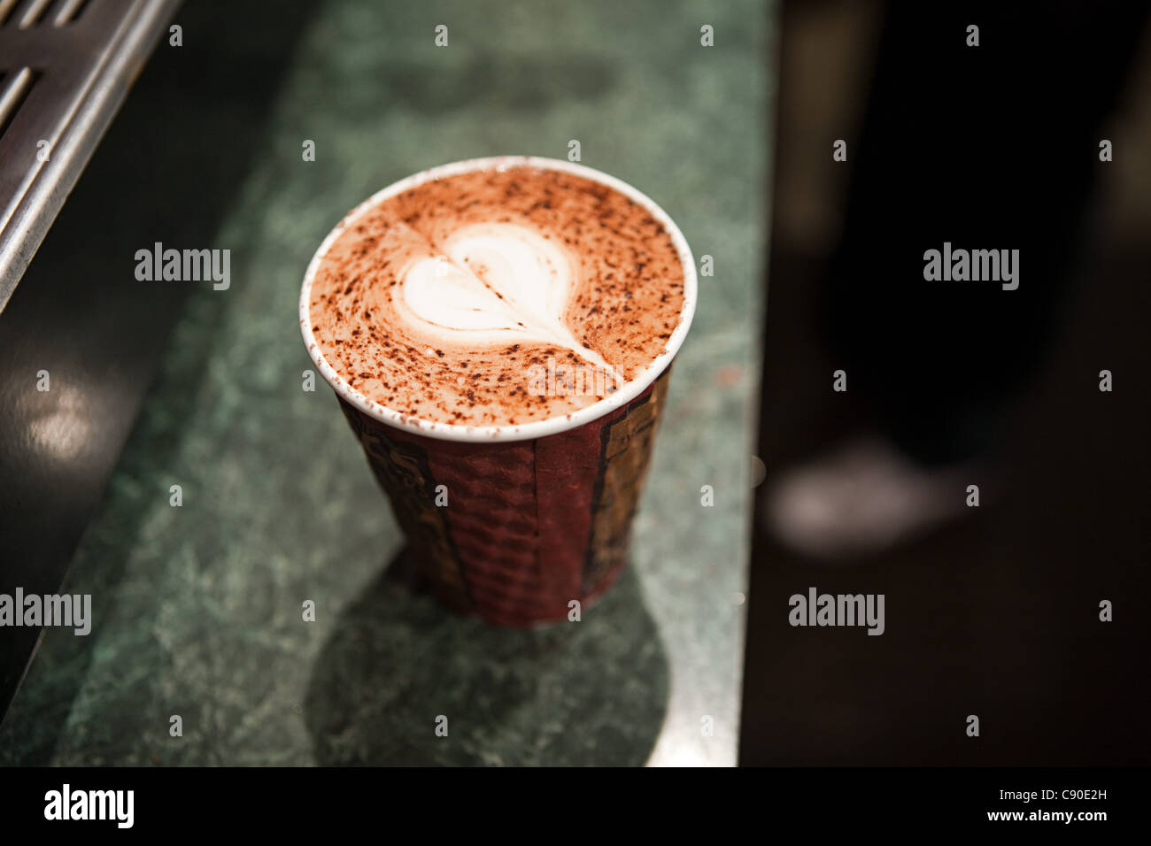 Tazza monouso con forma di cuore nel caffè Foto Stock