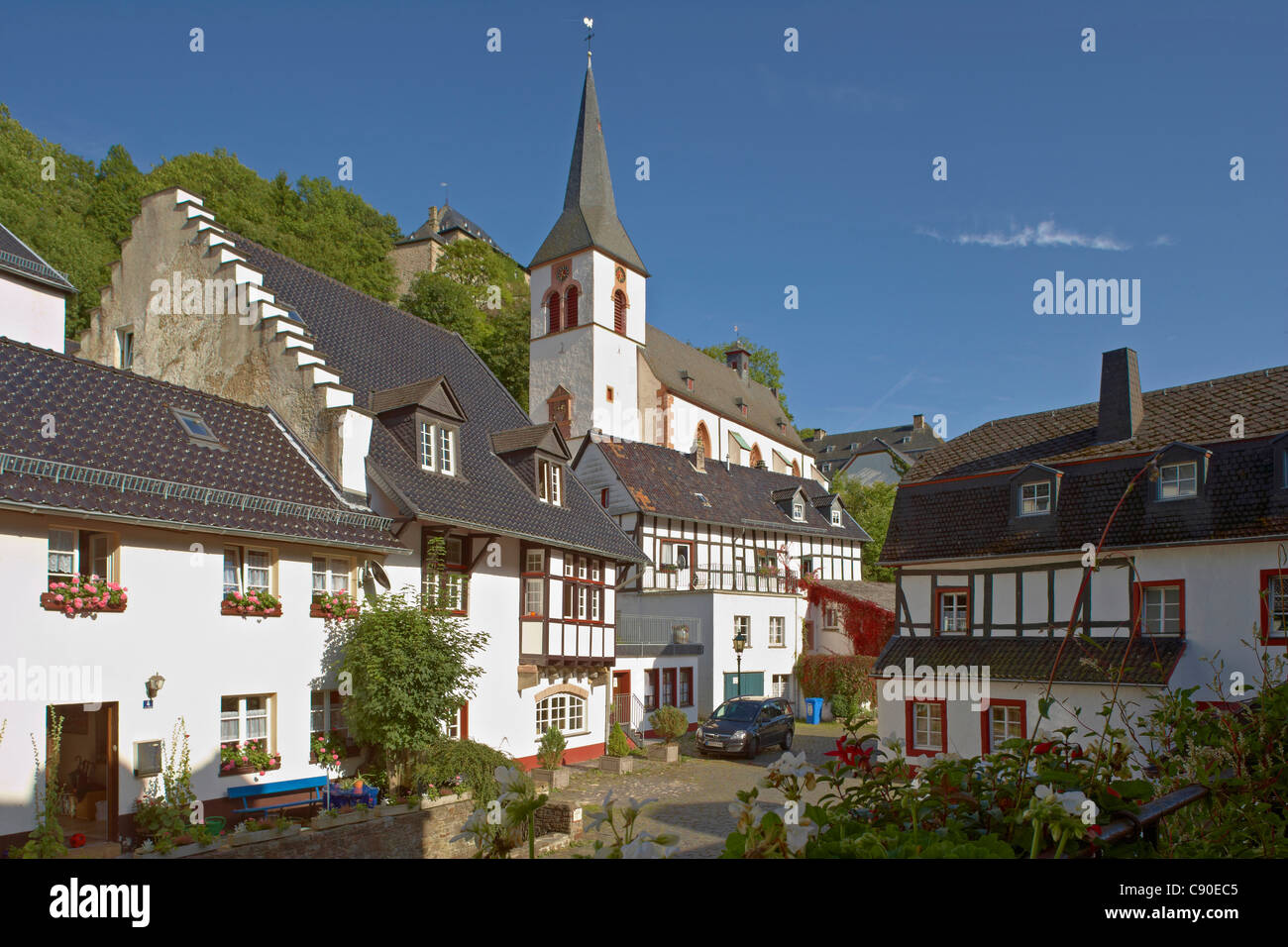 Blankenheim, casa in legno e muratura, Chiesa di San Mariae assunta, Eifel, Renania settentrionale-Vestfalia, Germania, Europa Foto Stock