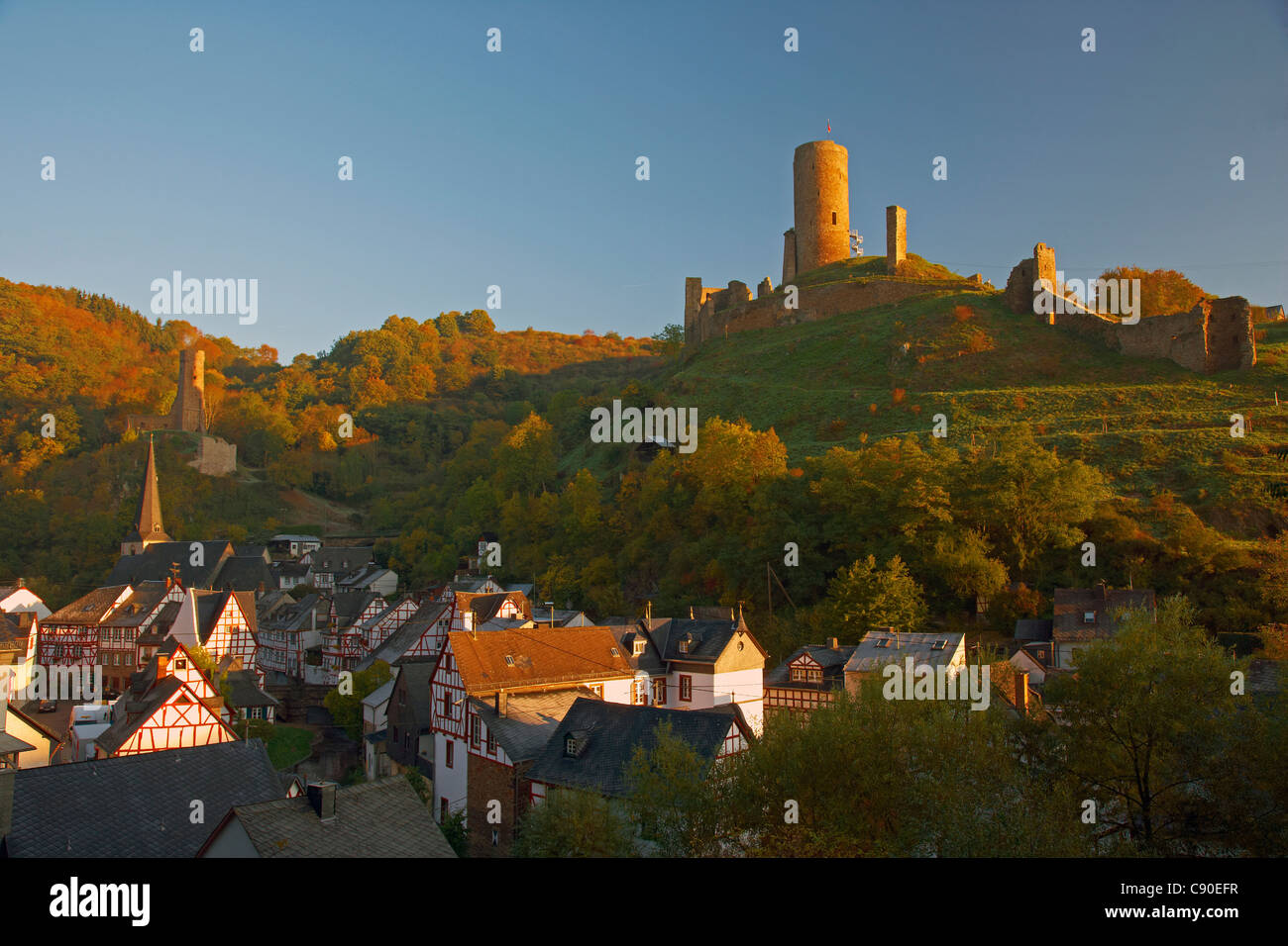 Vista a Monreal, Loewenburg (grosso castello), Rech, casa in legno e muratura, Eifel, Renania-Palatinato, Germania, Europa Foto Stock