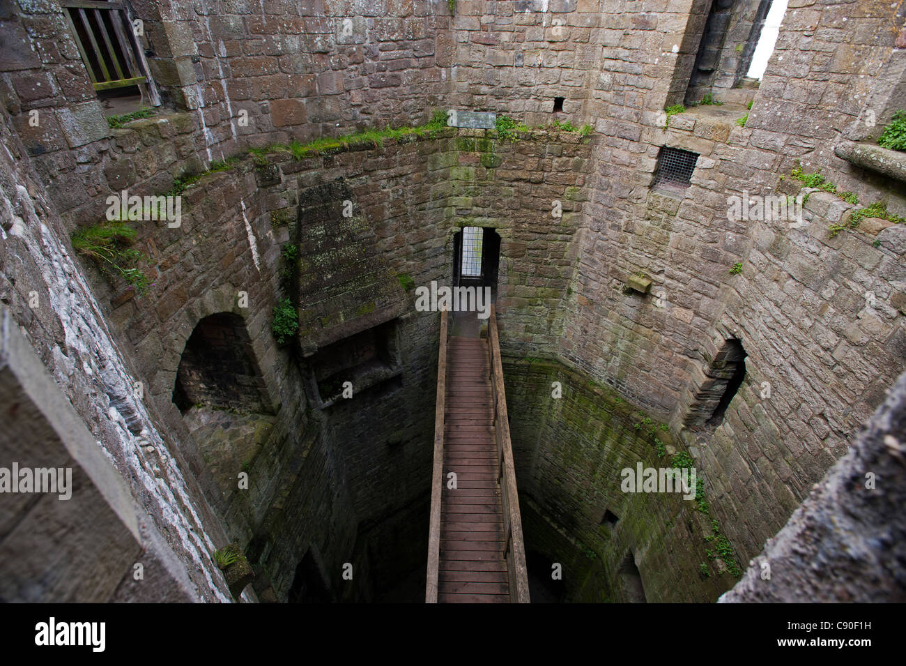 Vista interna della torre a Caernarfon Castle, Caernarfon, Wales, Regno Unito Foto Stock