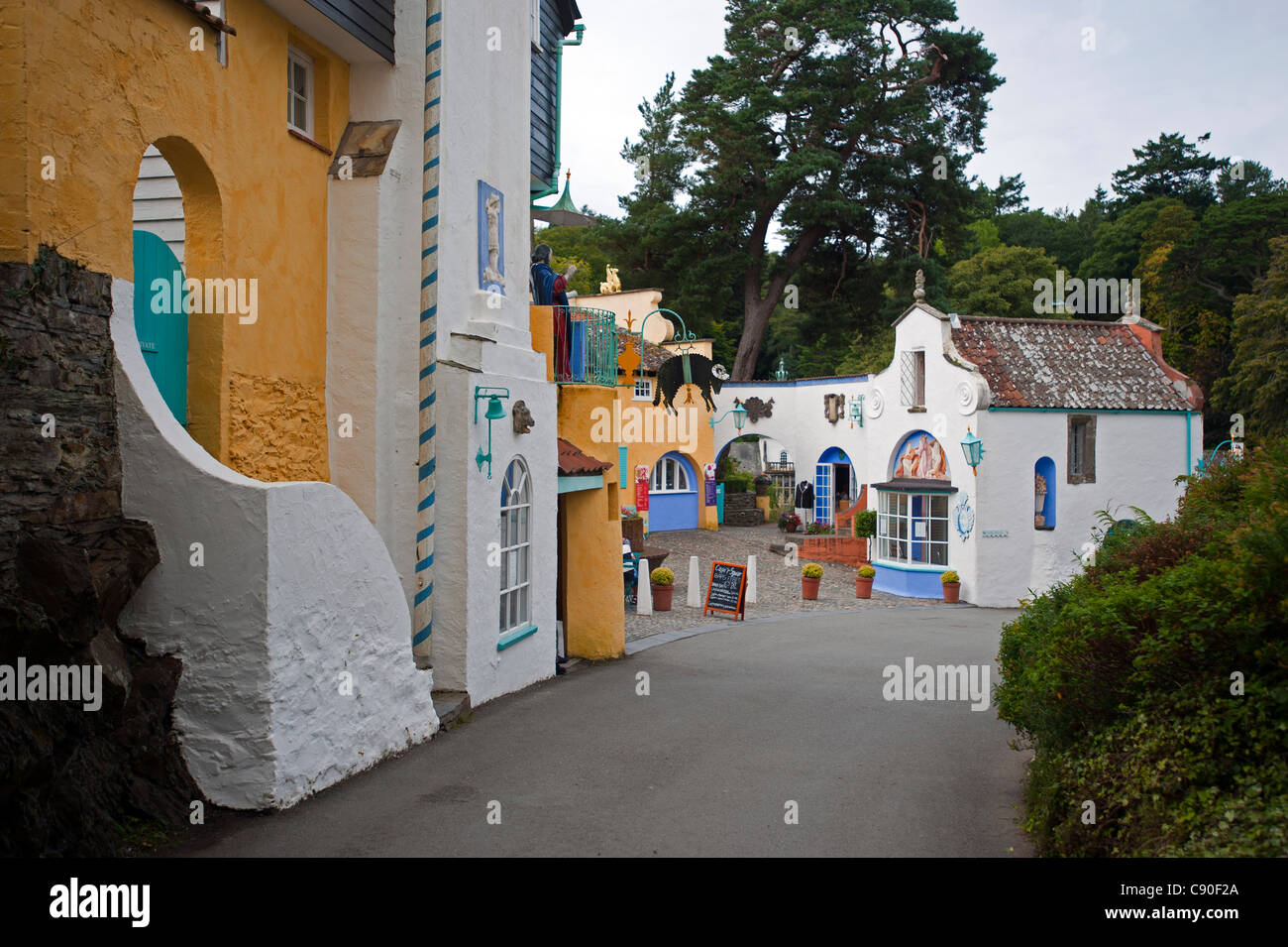 Il villaggio di Portmeirion, fondata da Welsh architekt Sir Clough Williams-Ellis nel 1926, Portmeirion, Wales, Regno Unito Foto Stock