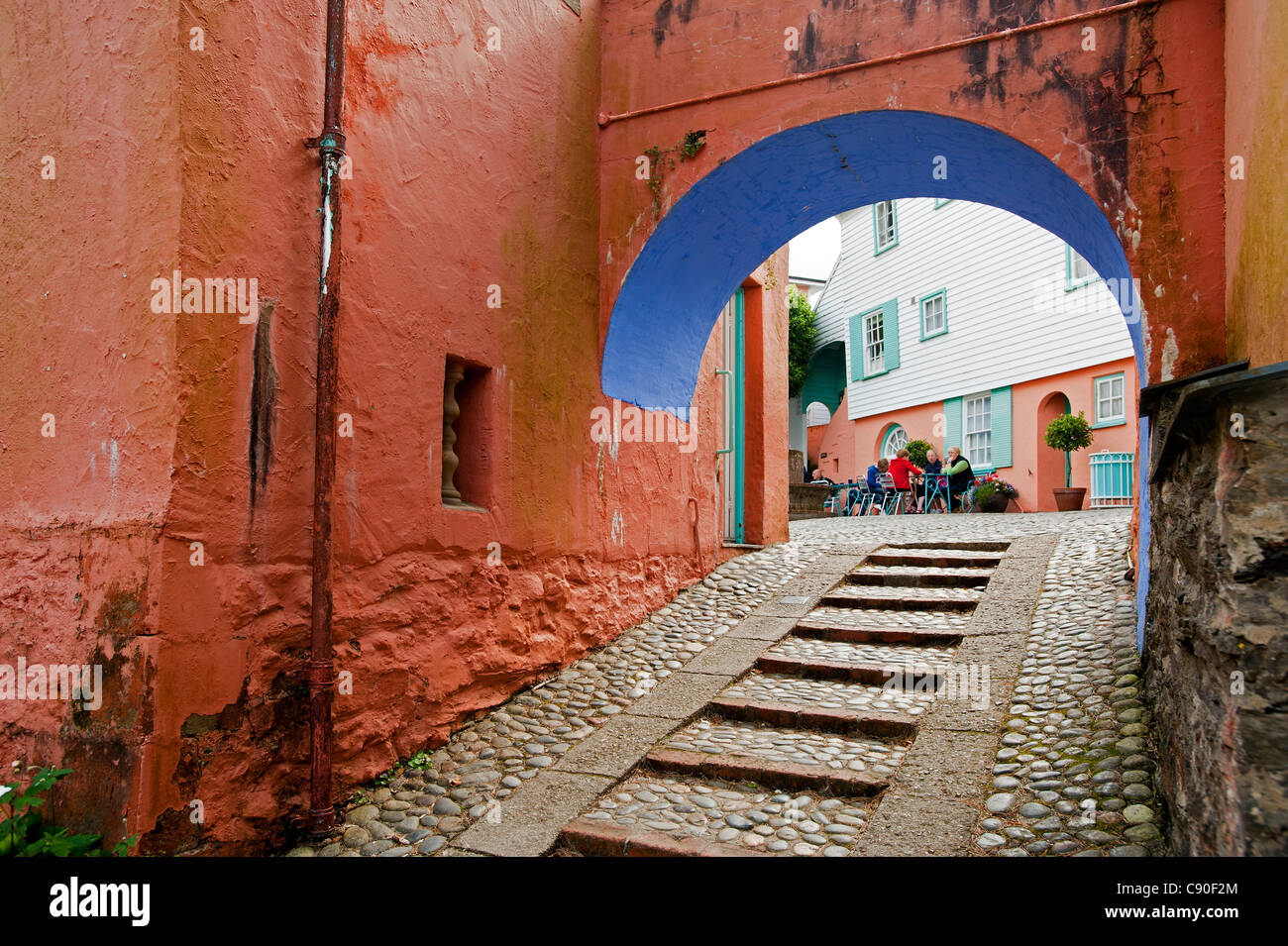 Archway nel villaggio di Portmeirion, fondata da Welsh architekt Sir Clough Williams-Ellis nel 1926, Portmeirion, Wales, Regno Unito Foto Stock Archway nel villaggio di Portmeirion, fondata da Welsh architekt Sir Clough Williams-Ellis nel 1926, Portmeirion, Wales, Regno Unito Foto Stock