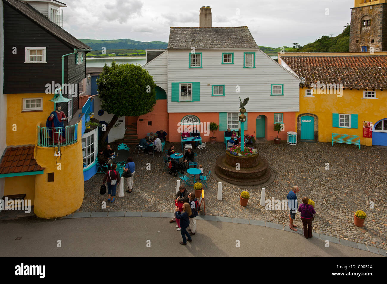 I turisti nel villaggio di Portmeirion, fondata da Welsh architekt Sir Clough Williams-Ellis nel 1926, Portmeirion, Wales, Regno Unito Foto Stock I turisti nel villaggio di Portmeirion, fondata da Welsh architekt Sir Clough Williams-Ellis nel 1926, Portmeirion, Wales, Regno Unito Foto Stock